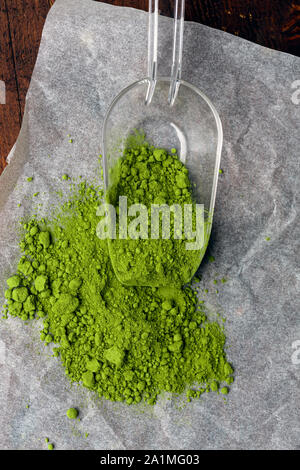 Direttamente sopra la dose di polvere di tè matcha sul tavolo su scoop Foto Stock