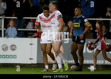 Saint Helens Mark Percival celebra con Saint Helens Regan grazia dopo egli punteggi durante il Betfred Super League Semi-Final al totalmente Wicked Stadium, St Helens. Foto Stock