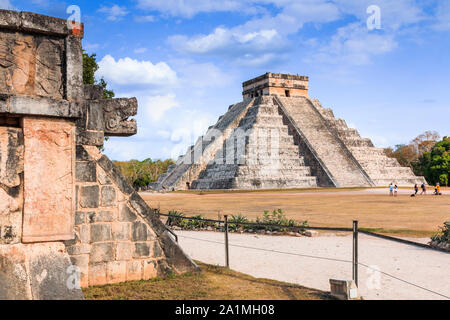 Chichen Itza, Messico. Chichen Itza snake e Kukulkan tempio Maya piramide. Foto Stock