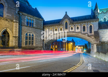 Disegni arcata in pietra ponte che collega la cattedrale di Christ Church di Aula del Sinodo attraverso Winetavern Street a Dublino in Irlanda Foto Stock