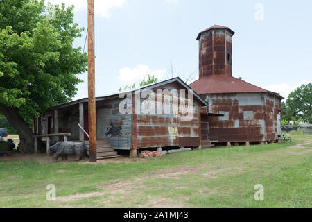 Il vecchio metallo gin di cotone e volontario dei vigili del fuoco la sede centrale nella città di Grand Saline in Van Zandt County nel nord-est il Texas Foto Stock