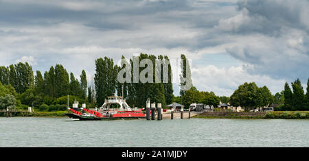 Duclair, Seine-Maritime / Francia - 13 agosto 2019: auto e camion traghetto sul Fiume Senna in Duclair in Alta Normandia Foto Stock