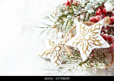 Vintage decorazione di Natale su bianco di legno verniciato di sfondo (close up) Foto Stock