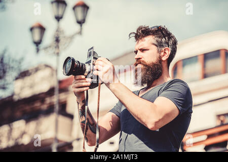 Say cheese. retrò attrezzature fotografiche. foto della natura. reporter o giornalista. Coppia hipster con la barba. Uomo Barbuto. hipster uomo in estate gli occhiali da sole. brutale fotografo con la fotocamera. Foto Stock