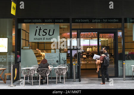 Londra, Regno Unito. 16 Luglio, 2019. Itsu shop e logo che si vede in corrispondenza di più di Londra il fiume nel centro di Londra. Credito: Petra Figuero SOPA/images/ZUMA filo/Alamy Live News Foto Stock