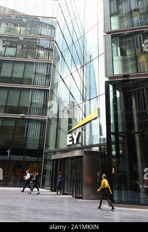 Londra, Regno Unito. 16 Luglio, 2019. EY, Ernst & Young, multinazionale con sede centrale e il logo visibile nella zona di London Bridge. Credito: Petra Figuero SOPA/images/ZUMA filo/Alamy Live News Foto Stock