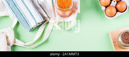 Rifiuti Zero shopping alimentare accessori e utensili per bere e mangiare. Sacchetti di cotone, vasi di vetro, acciaio cannucce, bottiglie e pannolini riutilizzabili. Lay piatto Foto Stock