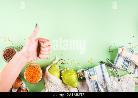 Rifiuti Zero shopping alimentare accessori e utensili per bere e mangiare. Sacchetti di cotone, vasi di vetro, acciaio cannucce, bottiglie e pannolini riutilizzabili. Lay piatto Foto Stock