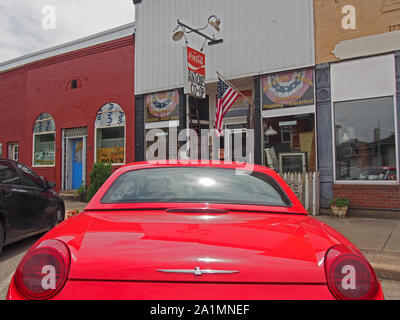 Red Thunderbird parcheggiata sul main strret nel piccolo Midwestern città americana di Morgantown, Indiana, Stati Uniti d'America, 29 luglio 2019, © Katharine Andriotis Foto Stock