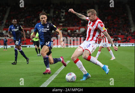 Stoke City James McClean (a destra) durante il cielo di scommessa match del campionato a Bet365 Stadium, Stoke. Foto Stock