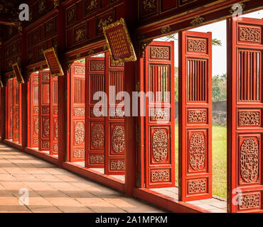 Decorate in rosso le porte del corridoio di città imperiale di Hue, Vietnam, vista obliqua Foto Stock