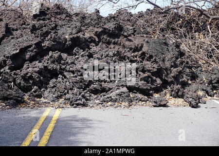 Dove la lava incontra la strada. Una strada nella zona di Rift Lower East delle Hawaii è completamente tagliata a causa del flusso di lava dal vulcano Kilauea 2018. Foto Stock