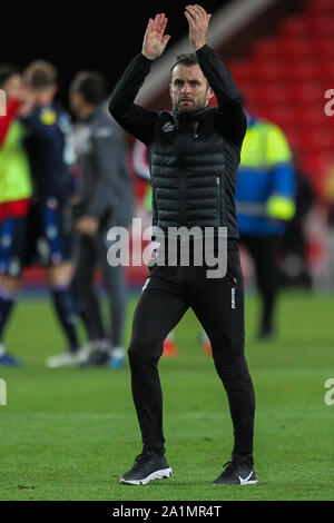 Stoke on Trent, Regno Unito. Il 27 settembre, 2019. Stoke City manager Nathan Jones applaude la Stoke City fan alla fine del gioco durante il cielo EFL scommessa match del campionato tra Stoke City e Nottingham Forest a bet365 Stadium, Stoke-on-Trent, in Inghilterra il 27 settembre 2019. Foto di Jurek Biegus. Solo uso editoriale, è richiesta una licenza per uso commerciale. Nessun uso in scommesse, giochi o un singolo giocatore/club/league pubblicazioni. Credit: UK Sports Pics Ltd/Alamy Live News Foto Stock