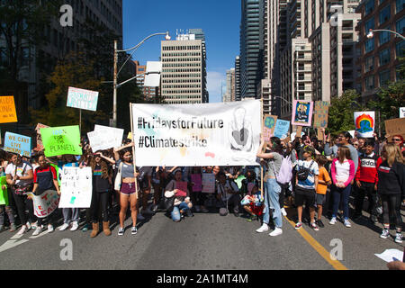Toronto, Ontario, Canada. Il 27 settembre, 2019. Clima sciopero di protesta il cambiamento climatico e di azione per il clima in Toronto questo venerdì 27 settembre 2019. La campagna sostenuta da delle Nazioni Unite sui cambiamenti climatici e del pannello #FridaysforFuture campagna ha portato migliaia di manifestanti a Downtown Toronto. (Credito Immagine: © Johnny De FrancoZUMA filo) Foto Stock