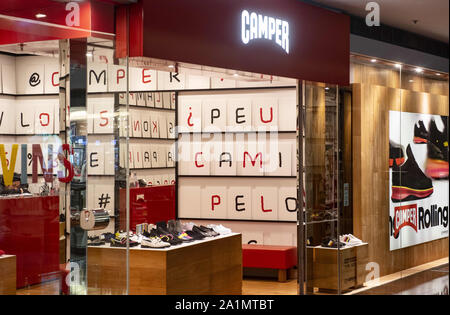 Hong Kong, Cina. 23 Sep, 2019. Un ramo della multinazionale spagnola di fabbricazione e di vendita al dettaglio di calzature marca Camper store visto in Hong Kong. Credito: Budrul Chukrut SOPA/images/ZUMA filo/Alamy Live News Foto Stock