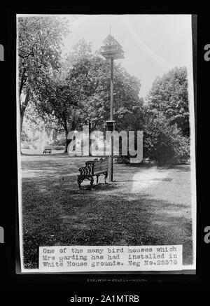 Uno dei molti uccelli case che la sig.ra Harding ha installato nella Casa Bianca motivi, [Washington, D.C.] Foto Stock