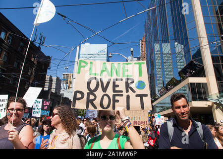 Toronto, Ontario, Canada. Il 27 settembre, 2019. Clima sciopero di protesta il cambiamento climatico e di azione per il clima in Toronto questo venerdì 27 settembre 2019. La campagna sostenuta da delle Nazioni Unite sui cambiamenti climatici e del pannello #FridaysforFuture campagna ha portato migliaia di manifestanti a Downtown Toronto. (Credito Immagine: © Johnny De FrancoZUMA filo) Foto Stock