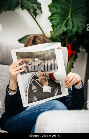 Parigi, Francia - 27 Settembre 2019: Donna lettura ritratto di liberazione nel vivere quotidiano in camera dopo la morte dell ex Presidente francese Jacques Chirac all'età di 86 anni Foto Stock