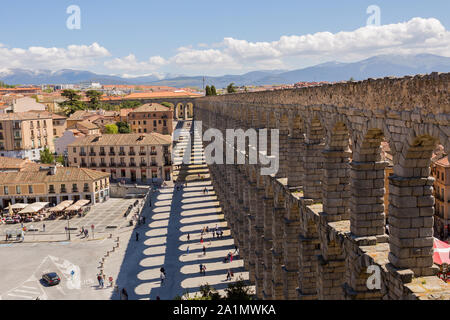 SEGOVIA, Spagna - 27 Aprile 2019: Paesaggio di acquedotto romano, il famoso punto di riferimento di Segovia, Spagna Foto Stock