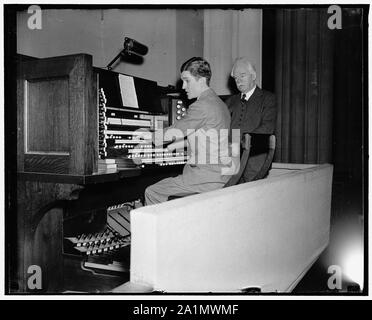 Uno dei mondi più grande degli organi. Washington, 16 aprile. Uno dei più grandi del mondo di organi è appena stata completata presso la Cattedrale di Washington, al costo di $80.000 e iniziato nel 1923, l'organo verrà riprodotto per la prima volta la Domenica di Pasqua presso la Cattedrale di Washington, Robert J. Barrow, l'organista della cattedrale è mostrato provarlo sotto l'occhio vigile di E.M. Skinner, builder, 4/16/38 Foto Stock