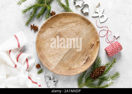 Natale, Noel o Anno nuovo cibo piatto sfondo laici con il Natale decorazioni e abete Foto Stock