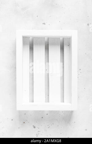 Svuotare casse di legno box su sfondo bianco, vista dall'alto, lo spazio per il testo Foto Stock