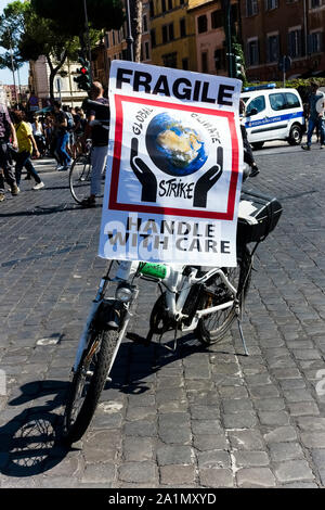 Venerdì per il futuro (FFF). Roma terzo sciopero globale sui cambiamenti climatici per il futuro. Giovani studenti manifestazione di protesta contro il cambiamento climatico. Modifica del sistema non cambiamento climatico. - Gli studenti con un cartello striscione sono scesi in piazza per manifestare contro il cambiamento climatico globale nel centro di Roma, in Italia, in Europa, nell'Unione europea, nell'UE. Ogni venerdì skrike. 27 settembre 2019. Foto Stock