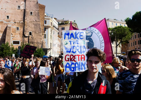 Venerdì per il futuro (FFF). Roma terzo sciopero globale sui cambiamenti climatici per il futuro. Giovani studenti manifestazione di protesta contro il cambiamento climatico. Modifica del sistema non cambiamento climatico. - Gli studenti con un cartello striscione sono scesi in piazza per manifestare contro il cambiamento climatico globale nel centro di Roma, in Italia, in Europa, nell'Unione europea, nell'UE. Ogni venerdì skrike. 27 settembre 2019. Foto Stock