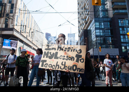Toronto, Canada. Toronto, Ontario, Canada. Il 27 settembre, 2019. Clima sciopero di protesta il cambiamento climatico e di azione per il clima in Toronto questo venerdì 27 settembre 2019. La campagna sostenuta da delle Nazioni Unite sui cambiamenti climatici e del pannello #FridaysforFuture campagna ha portato migliaia di manifestanti a Downtown Toronto. (Credito Immagine: © Johnny De FrancoZUMA filo) Foto Stock