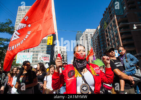 Toronto, Canada. Toronto, Ontario, Canada. Il 27 settembre, 2019. Clima sciopero di protesta il cambiamento climatico e di azione per il clima in Toronto questo venerdì. La campagna sostenuta da delle Nazioni Unite sui cambiamenti climatici e del pannello #FridaysforFuture campagna ha portato migliaia di manifestanti a Downtown Toronto. (Credito Immagine: © Johnny De FrancoZUMA filo) Foto Stock