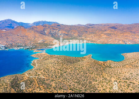 Vista panoramica aerea del golfo di Elounda con il famoso villaggio di Elounda e l'isola di Spinalonga, Creta, Grecia Foto Stock