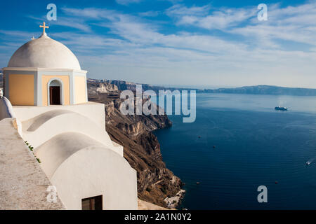 Il Mar Egeo e la Chiesa cattolica di San Stylianos nella città di Fira a Santorini Island Foto Stock