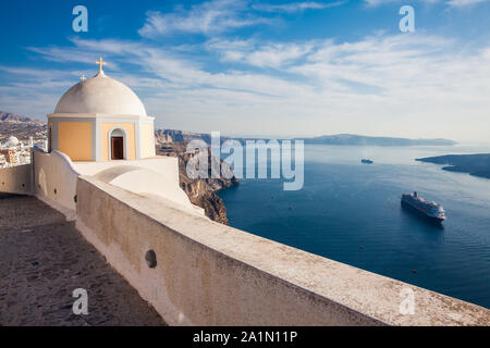 Il Mar Egeo e la Chiesa cattolica di San Stylianos nella città di Fira a Santorini Island Foto Stock