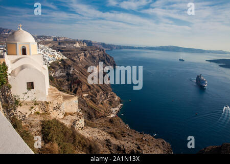 Il Mar Egeo e la Chiesa cattolica di San Stylianos nella città di Fira a Santorini Island Foto Stock