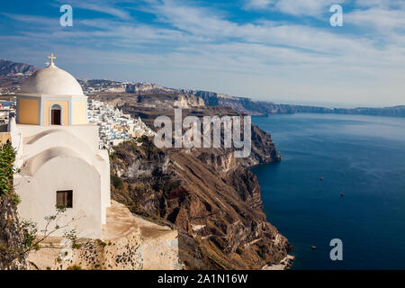 Il Mar Egeo e la Chiesa cattolica di San Stylianos nella città di Fira a Santorini Island Foto Stock