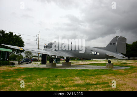 Un USAF MacDonald Douglas DC3/C47, aeromobili a terra e sul display in un parco nel sud-est della Thailandia Foto Stock