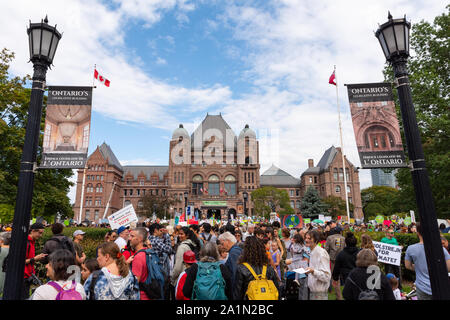 I dimostranti si riuniscono al di fuori dell'Ontario edificio legislativo al Queen's Park per il clima globale sciopero a Toronto, Ontario. Foto Stock