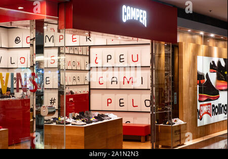 Un ramo della multinazionale spagnola di fabbricazione e di vendita al dettaglio di calzature marca Camper store visto in Hong Kong. Foto Stock