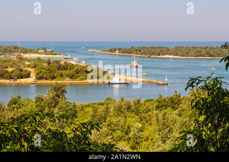 Vista del torello e Rigby isole e un uomo fatto ingresso in Gippsland laghi - Lakes Entrance, Victoria, Australia Foto Stock