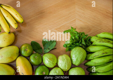 Piatto di gruppo di frutta fresca su fondo di legno. Disposizione piatta. Cibo sano di sottofondo. Foto Stock