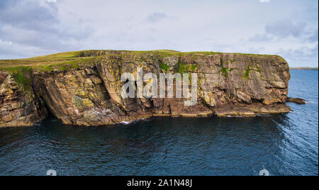 Scogliere di arenaria sulla east coast Shetland vicino Levenwick - il fondamento è parte del lastricato Bressay Formazione Foto Stock