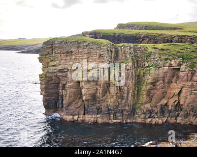 Scogliere di arenaria sulla east coast Shetland vicino Levenwick - il fondamento è parte del lastricato Bressay Formazione Foto Stock