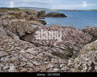 Fesse roccia sulla east coast Shetland vicino Levenwick - il fondamento è parte del lastricato Bressay Formazione Foto Stock