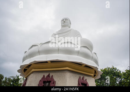Grande statua di Buddha alla pagoda di Long Son in Vietnam Foto Stock
