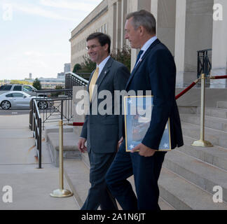 Stati Uniti Il Segretario della Difesa il dottor Mark T. Esper accompagnatrici Difesa Norvegese Ministro Frank Bakke-Jensen alla sua auto dopo i colloqui al Pentagono, Sett. 27, 2019. (DoD foto dal personale dell'esercito Sgt. Vanessa Atchley) Foto Stock