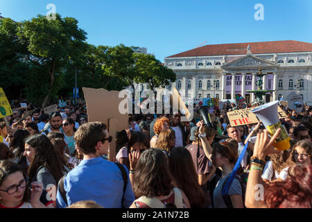 Lisbona, Portogallo - 27 Settembre 2019: gli attivisti al cambiamento climatico protesta a Lisbona Foto Stock