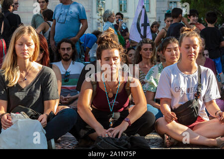 Lisbona, Portogallo - 27 Settembre 2019: persone meditare per il cambiamento climatico Foto Stock