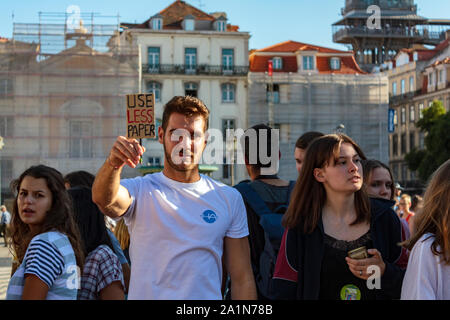 Lisbona, Portogallo - 27 Settembre 2019: uomo tenendo un cartello che diceva "Utilizzare meno carta' nel cambiamento climatico globale protesta Foto Stock
