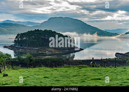 Isola di marea sul Loch Carron, Plockton, Scozia Foto Stock