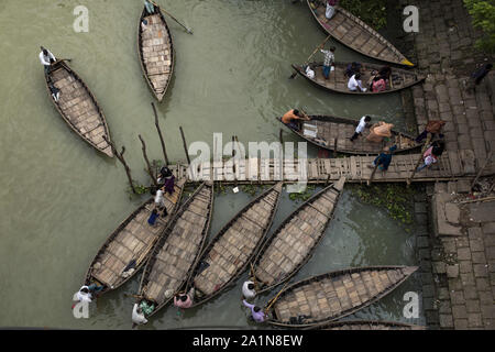 27 settembre 2019: Dacca in Bangladesh - settembre 27 : Persone attraversano te fiume Buriganga in barca a Dhaka, nel Bangladesh il 27 settembre 2019.Dhaka, uno del mondo con la crescita più veloce e più densamente popolato megacity contiene 47.500 persone per chilometro quadrato. Credito: Zakir Hossain Chowdhury/ZUMA filo/Alamy Live News Foto Stock